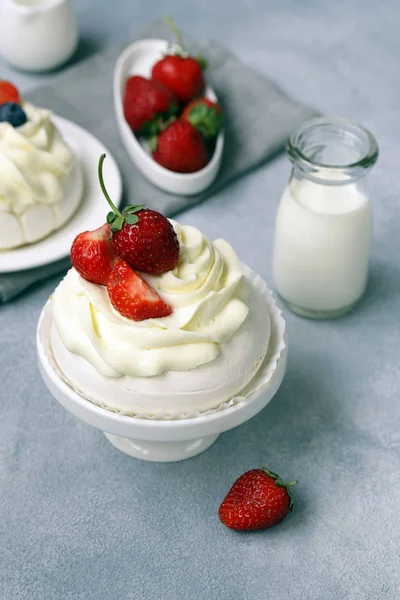 Bolo Merengue Pavlova Com Bagas Creme Manteiga — Fotografia de Stock