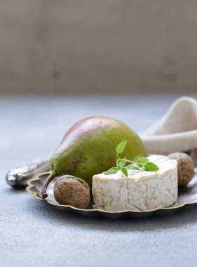 Camembert peyniri armut ve kokulu otlar ile