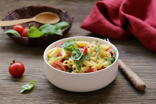 Salat Mit Nudelpenne Mit Tomaten Und Rucola — Stockfoto