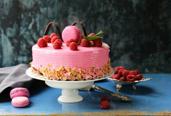 Geweldige Roze Cake Met Frambozen Een Ijzeren Tafel — Stockfoto