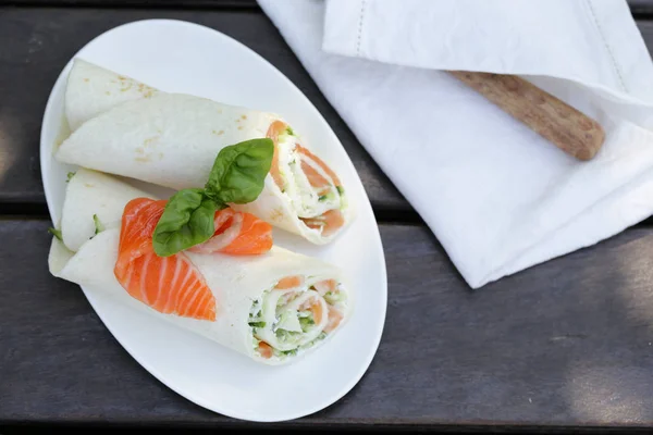 Tortilla Mit Rotem Fischgemüse Und Salat — Stockfoto