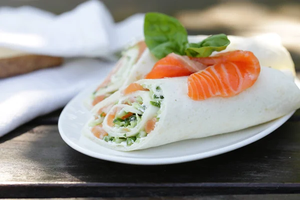 Tortilla Mit Rotem Fischgemüse Und Salat — Stockfoto