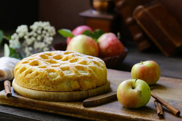 传统的苹果派 用肉桂酥皮糕点 — 图库照片