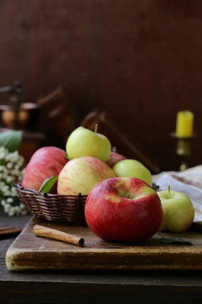 Οργανικά Φυσικά Κόκκινα Μήλα Ένα Ξύλινο Τραπέζι — Φωτογραφία Αρχείου