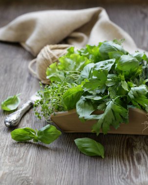 Natürmort organik kokulu otlar ahşap bir masa üzerinde