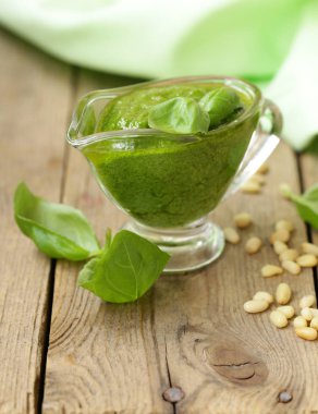 İtalyan pesto sos fesleğen, çam fıstığı ve sarımsak