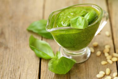 İtalyan pesto sos fesleğen, çam fıstığı ve sarımsak