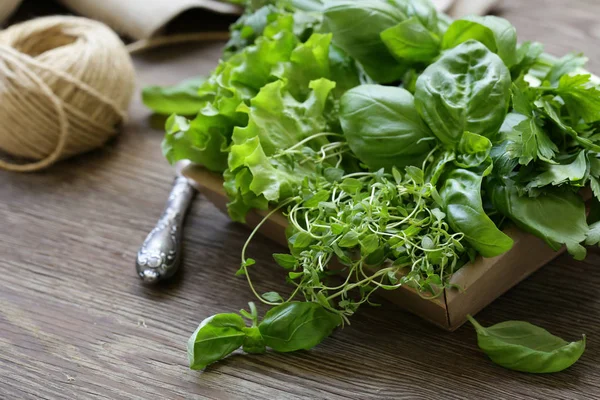 Stillleben Duftende Bio Kräuter Auf Einem Holztisch — Stockfoto