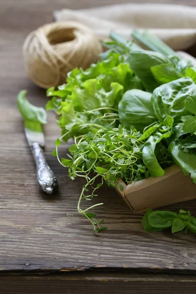 Natürmort organik kokulu otlar ahşap bir masa üzerinde