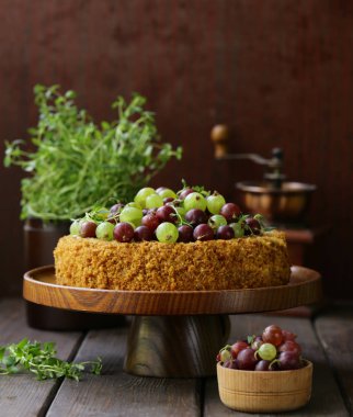 Ev yapımı pasta tatlı ile fındık ve çilek