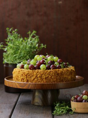 Ev yapımı pasta tatlı ile fındık ve çilek