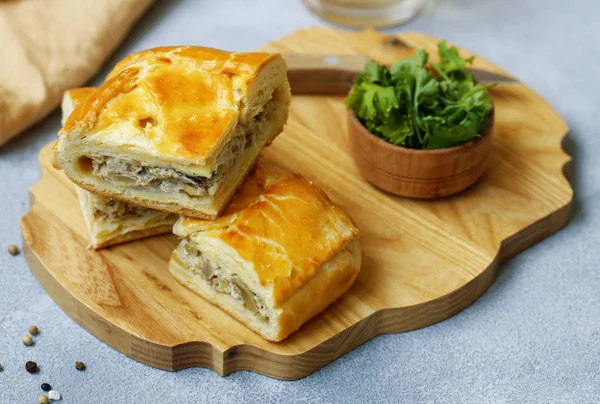 Fleischkuchen Mit Hühnchen Und Pilzen Zum Mittagessen — Stockfoto