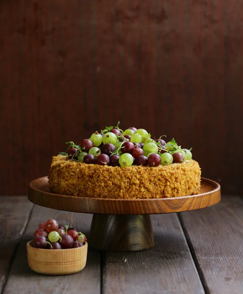 Ev yapımı pasta tatlı ile fındık ve çilek