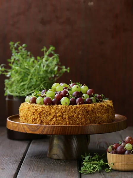 Ev yapımı pasta tatlı ile fındık ve çilek