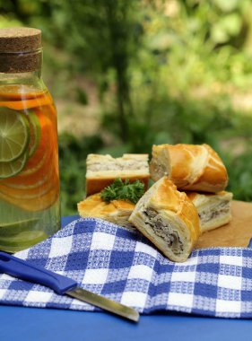 piknik - etli börek ve limonata, yiyecek ve içecek