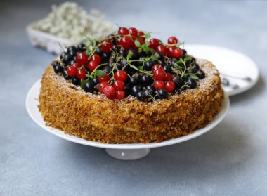 Ev yapımı pasta tatlı ile fındık ve çilek