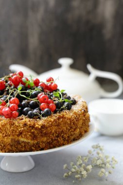 Ev yapımı pasta tatlı ile fındık ve çilek