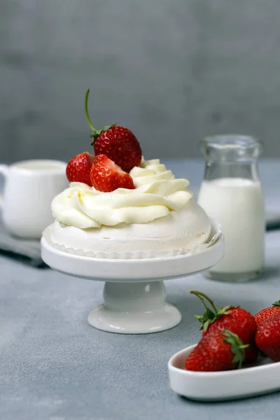 ベリーやバター クリームとメレンゲのパブロワ ケーキ — ストック写真
