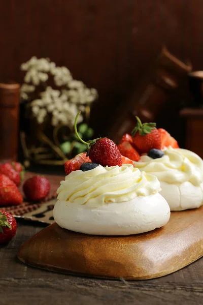 Meringue Pavlova Торт Ягодами Сливочным Кремом — стоковое фото