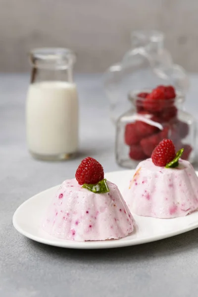 Gâteau Soufflé Framboise Aux Baies Fraîches — Photo