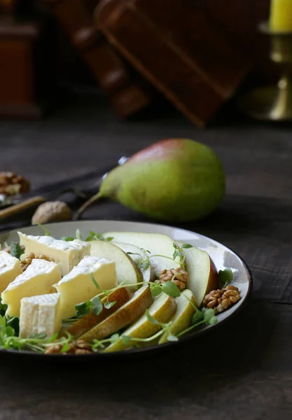 Queijo Camembert Com Pêra Ervas Aromáticas — Fotografia de Stock