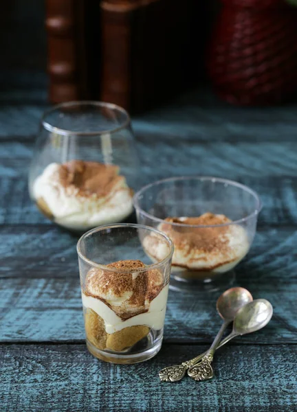 Dessert Italien Tiramisu Dans Des Lunettes — Photo