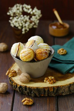 yoğunlaştırılmış süt ile fındık şeklinde kurabiye