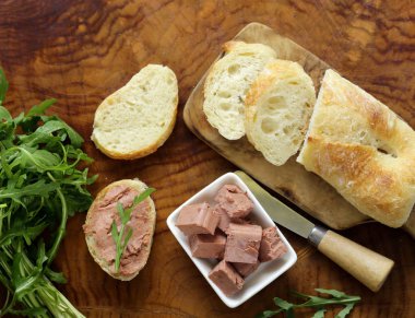 Pate ördek karaciğer ve ahşap bir masa üzerinde taze baget