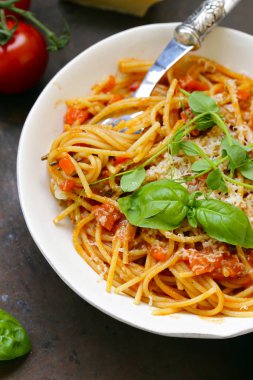 Makarna spagetti domates sosu ve fesleğen ile