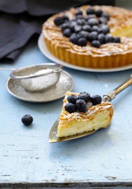 Ev yapımı pasta pasta masanın üzerine çilek ile