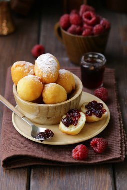 süzme peynirli çörek topları ile pudra şekeri