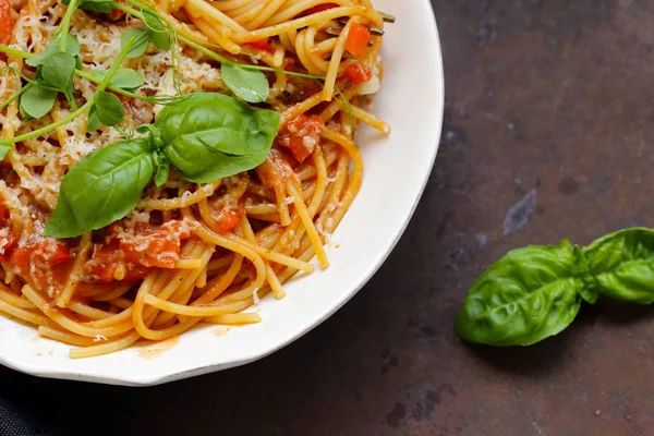Espaguetis Pasta Con Salsa Tomate Albahaca — Foto de Stock