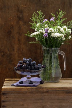 ahşap bir masa natürmort organik siyah üzüm