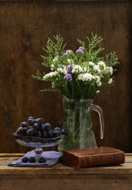 ahşap bir masa natürmort organik siyah üzüm