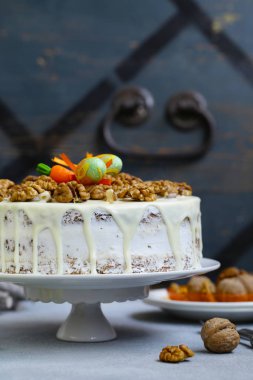 Havuçlu kek ceviz ve mascarpone krema ile