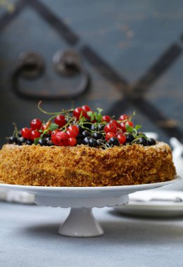 Ev yapımı pasta tatlı ile fındık ve çilek