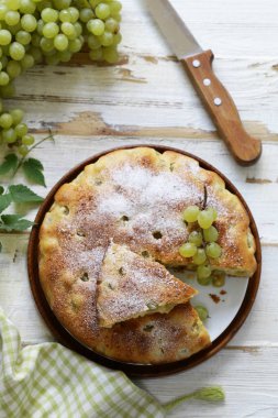 Ev yapımı pasta kek beyaz taze üzüm ile bisküvi