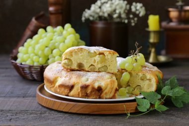 Ev yapımı pasta kek beyaz taze üzüm ile bisküvi