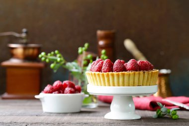 Taze ahududu ile ev yapımı pasta tart