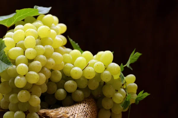 Biologische Witte Groene Druiven Een Houten Achtergrond — Stockfoto