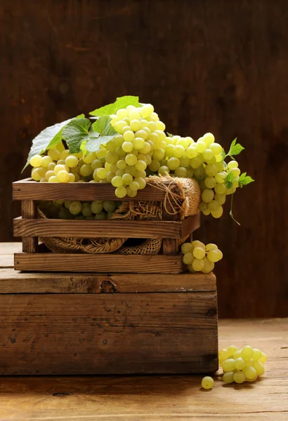 Bio Weiße Grüne Trauben Auf Einem Hölzernen Hintergrund — Stockfoto