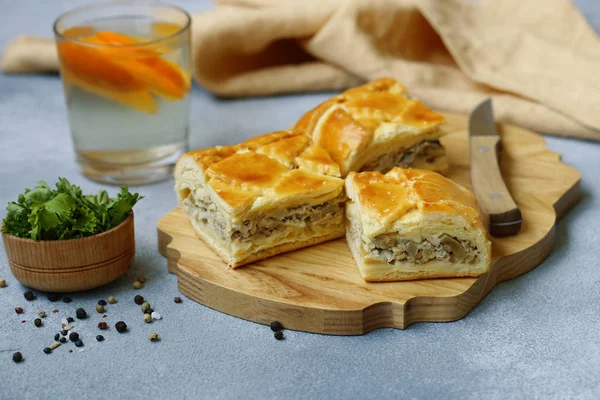 Etli Börek Tavuk Mantar Öğle Yemeği Için — Stok fotoğraf