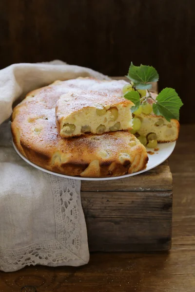 Ev yapımı pasta kek beyaz taze üzüm ile bisküvi