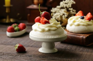 Beze pavlova kek çilek ve tereyağı krema