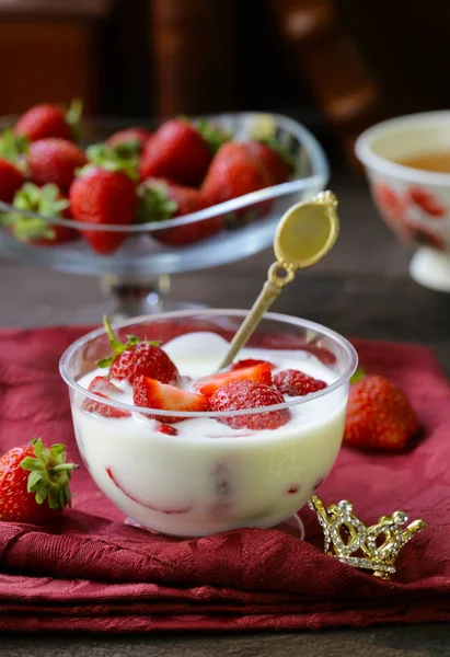 Fresa Orgánica Fresca Con Yogur Una Mesa Madera Comida Saludable — Foto de Stock