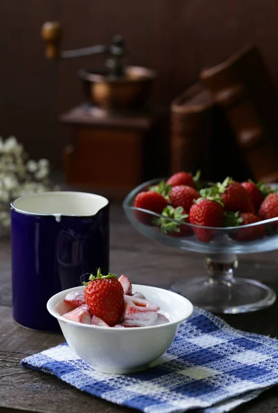 Morango Orgânico Fresco Com Iogurte Uma Mesa Madeira Comida Saudável — Fotografia de Stock