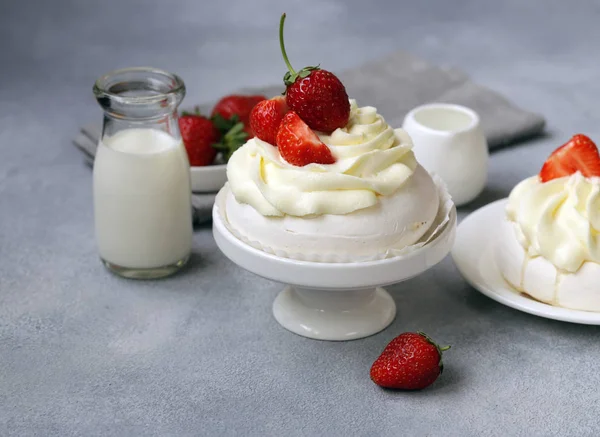 Bolo Merengue Pavlova Com Bagas Creme Manteiga — Fotografia de Stock