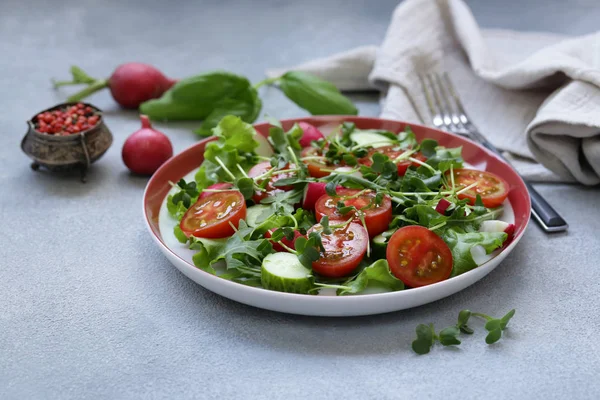 Salada Fresca Com Tomate Rabanete Comida Saudável — Fotografia de Stock