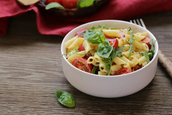 Salat Mit Nudelpenne Mit Tomaten Und Rucola — Stockfoto