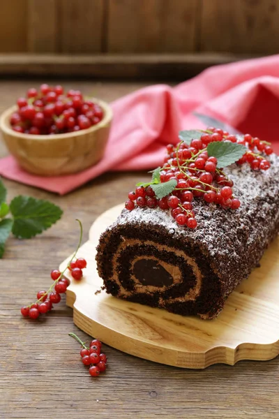 Schokoladenkeksrolle Mit Beeren Auf Dem Tisch — Stockfoto